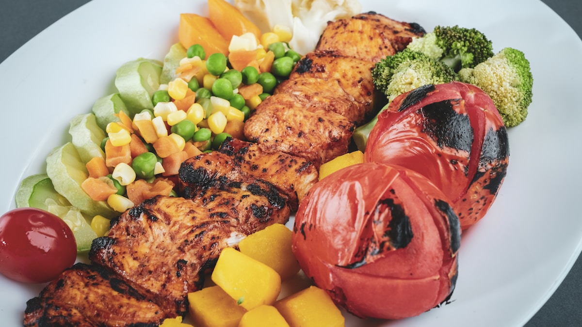 Refeição com proteína magra e vegetais ideal para quebrar o jejum calculado pela calculadora 16:8