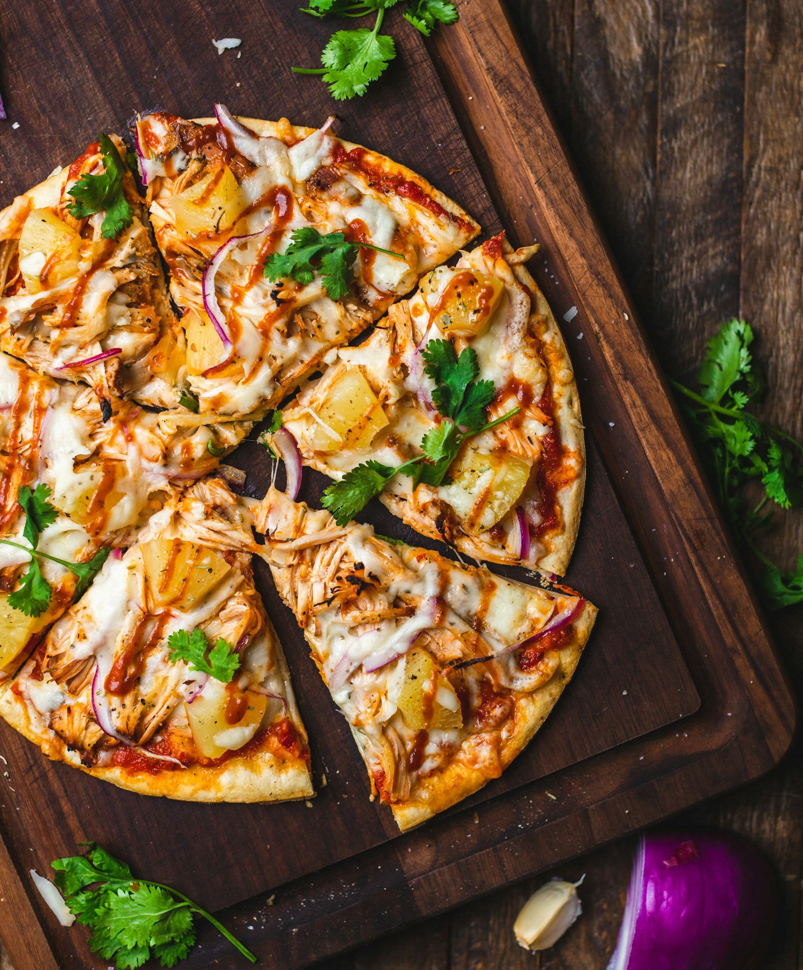 Cardápio low carb com prato de abacate, ovos e proteínas magras