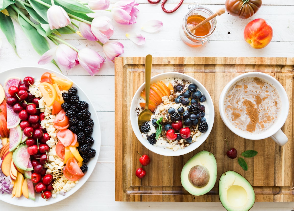 Refeição rica em proteína magra e vegetais coloridos na fase folicular do ciclo menstrual