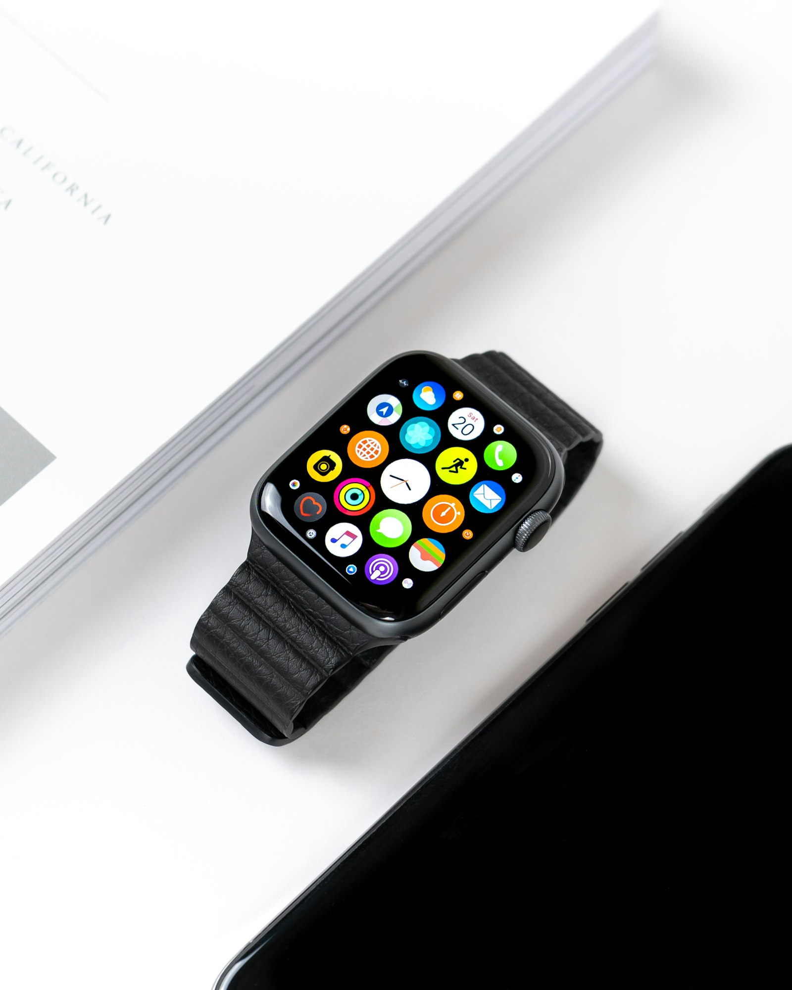 Smartwatch barato no pulso monitorando frequência cardíaca e atividade física