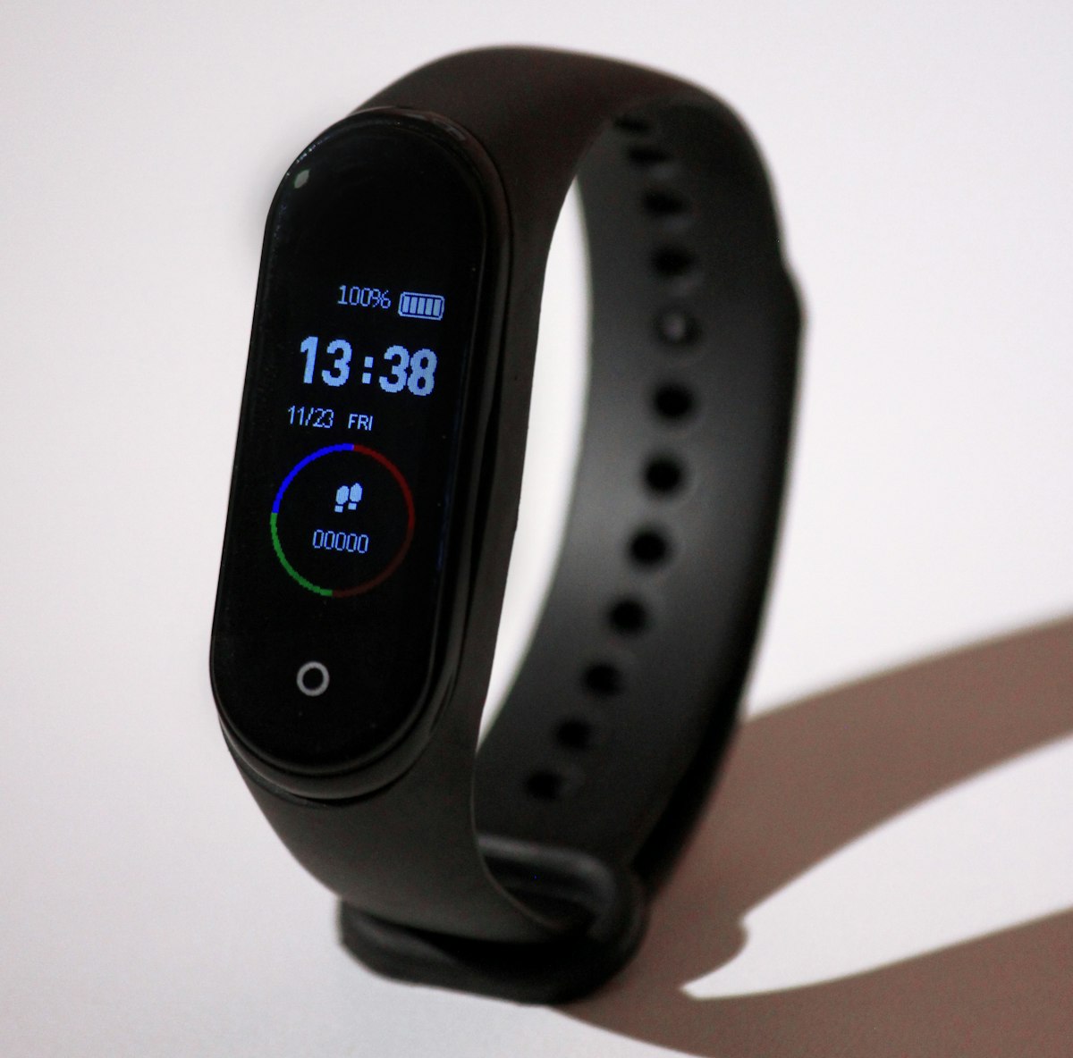 Pessoa verificando dados de frequência cardíaca em smartwatch barato durante treino