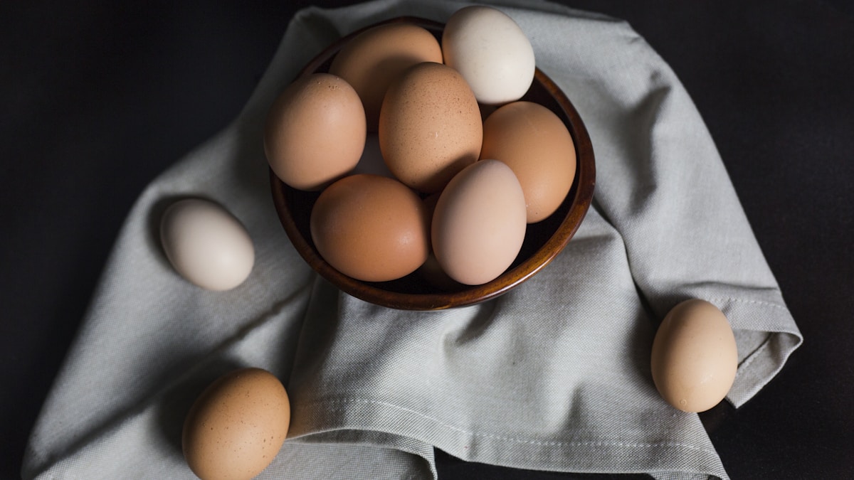 Ovos numa tigela de madeira, um dos alimentos ricos em proteina