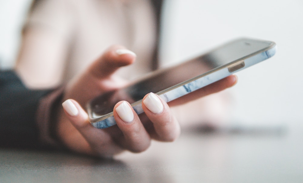 Celular na mao com aplicativo de contagem de calorias aberto
