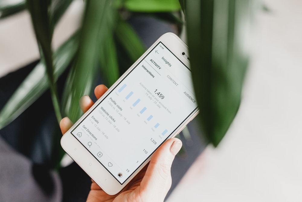 Pessoa segurando smartphone com app de contagem de calorias