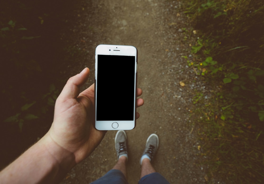 Aplicativo para emagrecer aberto em smartphone com tela de contagem de calorias