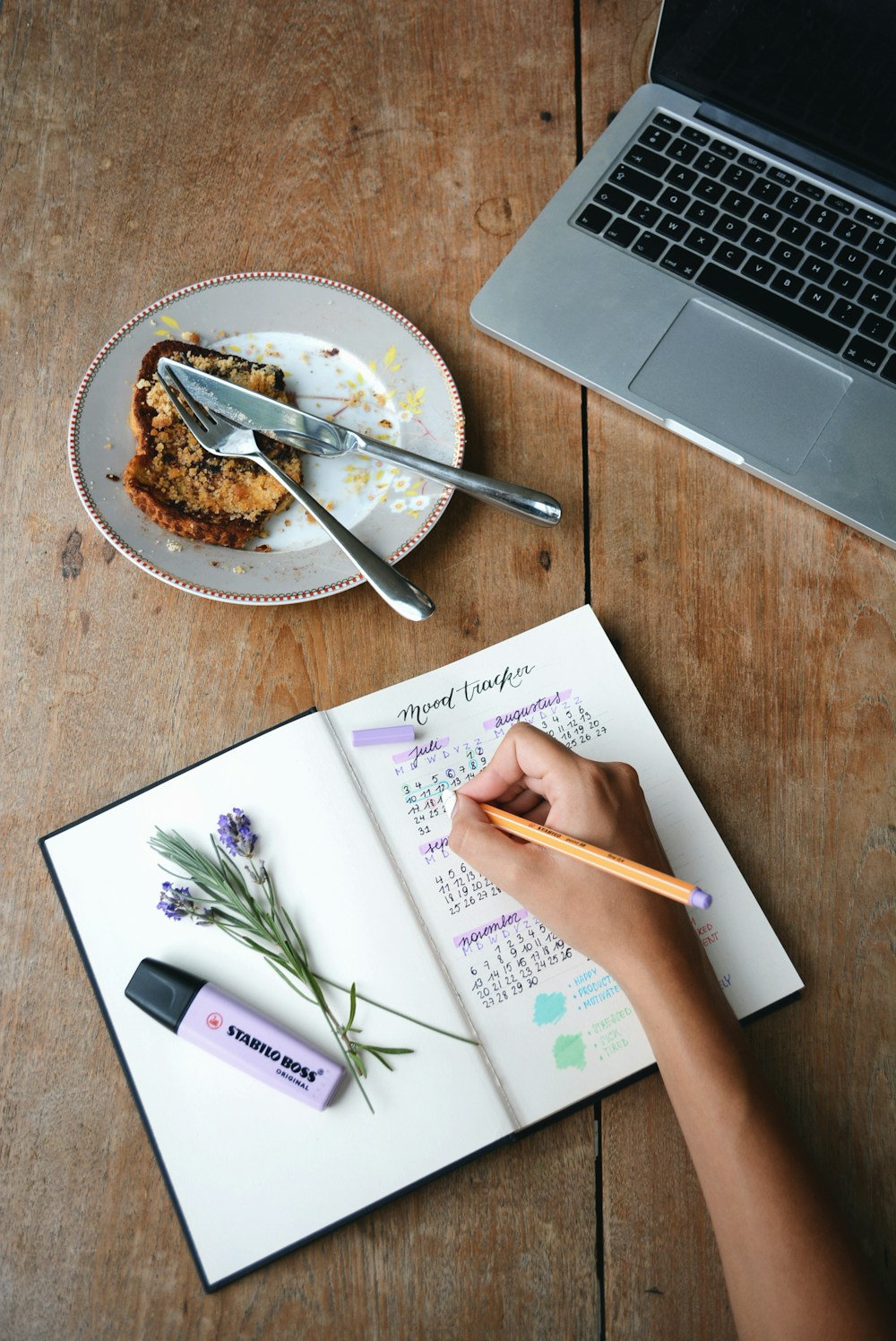 Caderno e caneta para anotar o resultado da calculadora de calorias diárias
