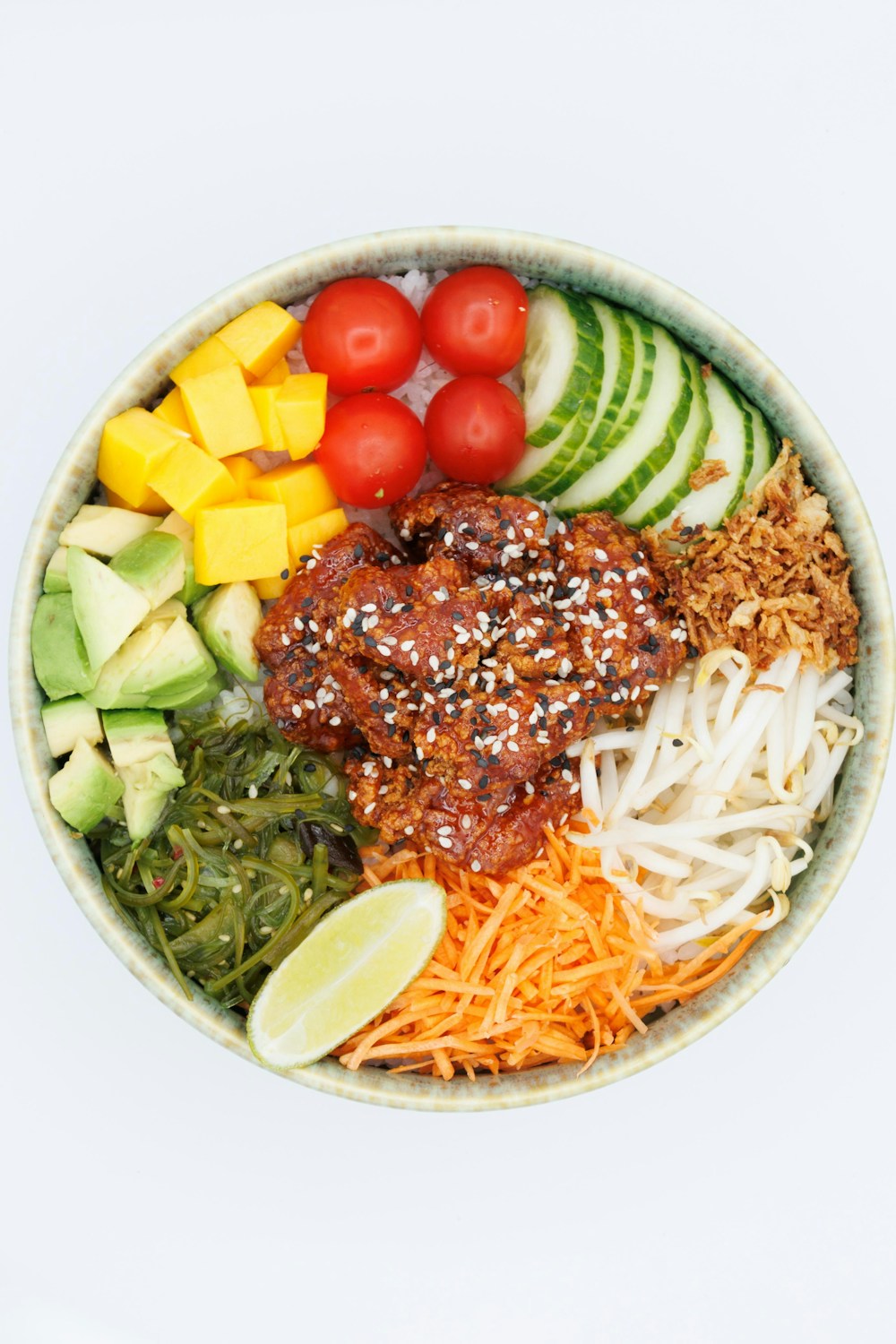 Prato colorido balanceado, base prática da calculadora de calorias diárias