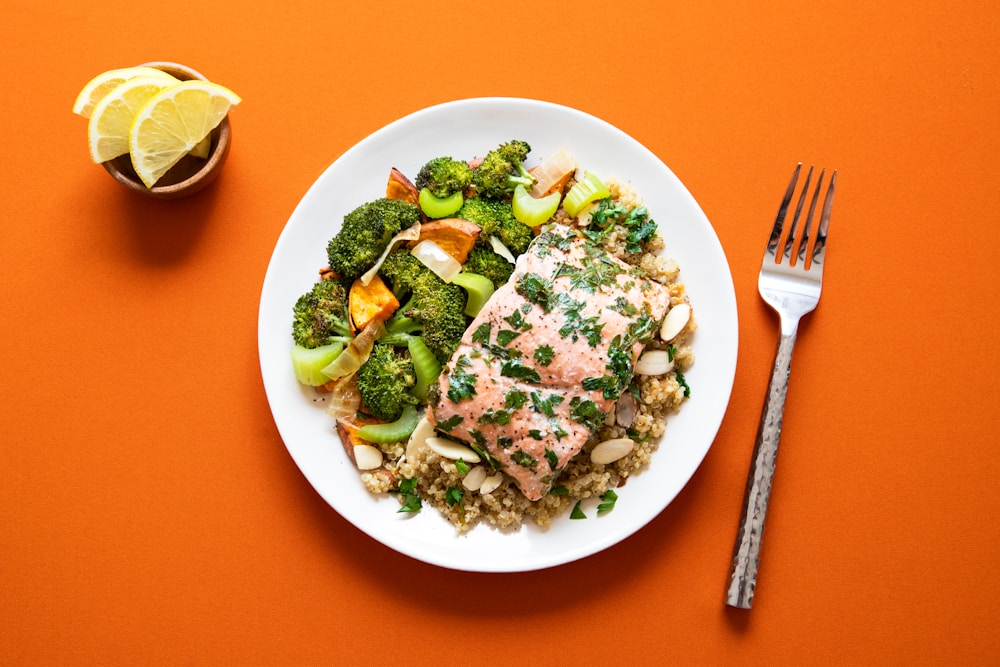 Prato com brócolis e proteína pronto para cálculo de calorias dos alimentos