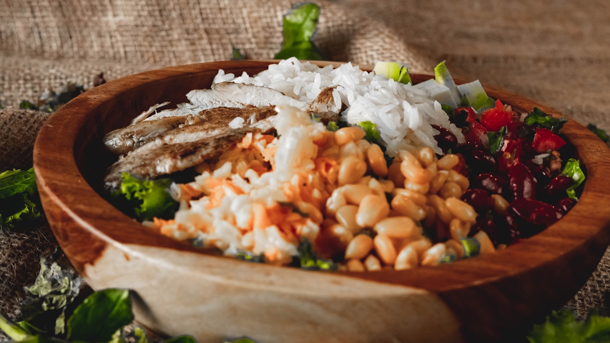 Calculadora de calorias diárias: prato equilibrado de salada com grãos integrais