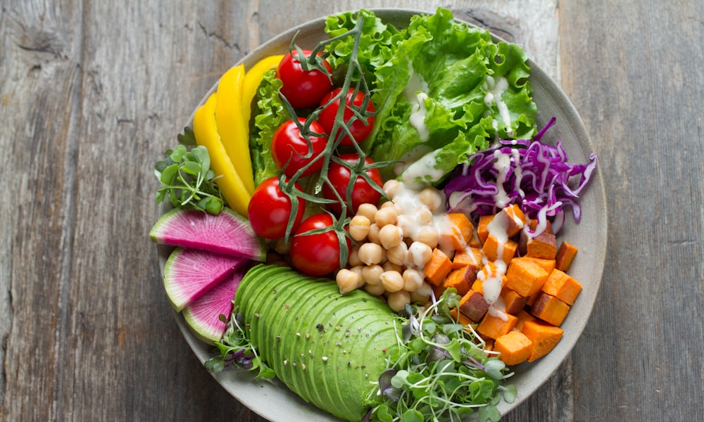Tigela de salada para dieta de emagrecimento com macros ajustados