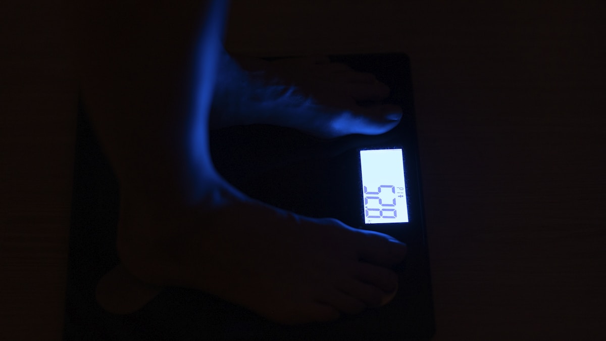 Calculadora de peso ideal e balança digital com pés descalços