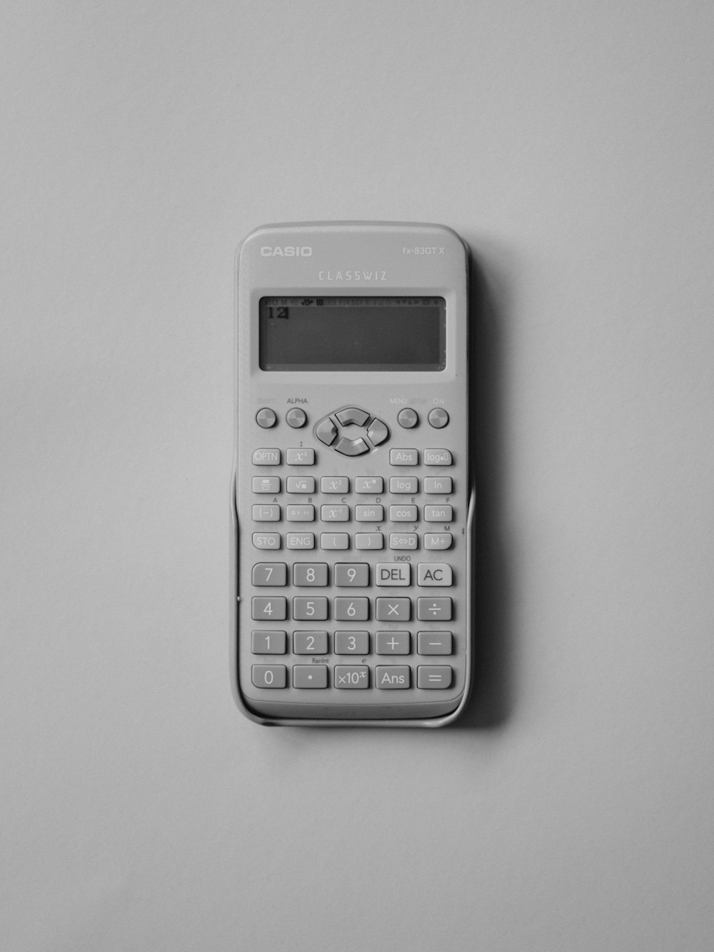 Calculadora e papel com as quatro fórmulas que toda calculadora de peso ideal usa
