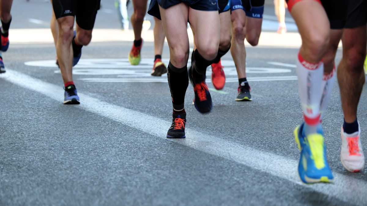 Caminhada ou corrida emagrece mais — dois corredores em via urbana