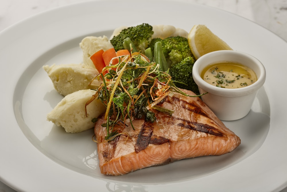 Prato de peixe com legumes, alimentacao durante o tratamento com caneta emagrecedora