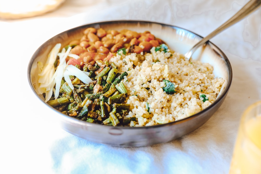 Arroz, feijão e legumes para exemplo de cálculo de calorias dos alimentos
