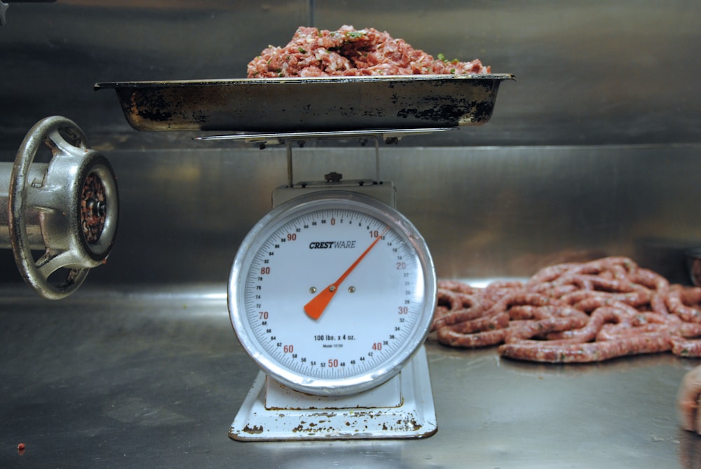 Balança pesando porção para calcular calorias dos alimentos com precisão