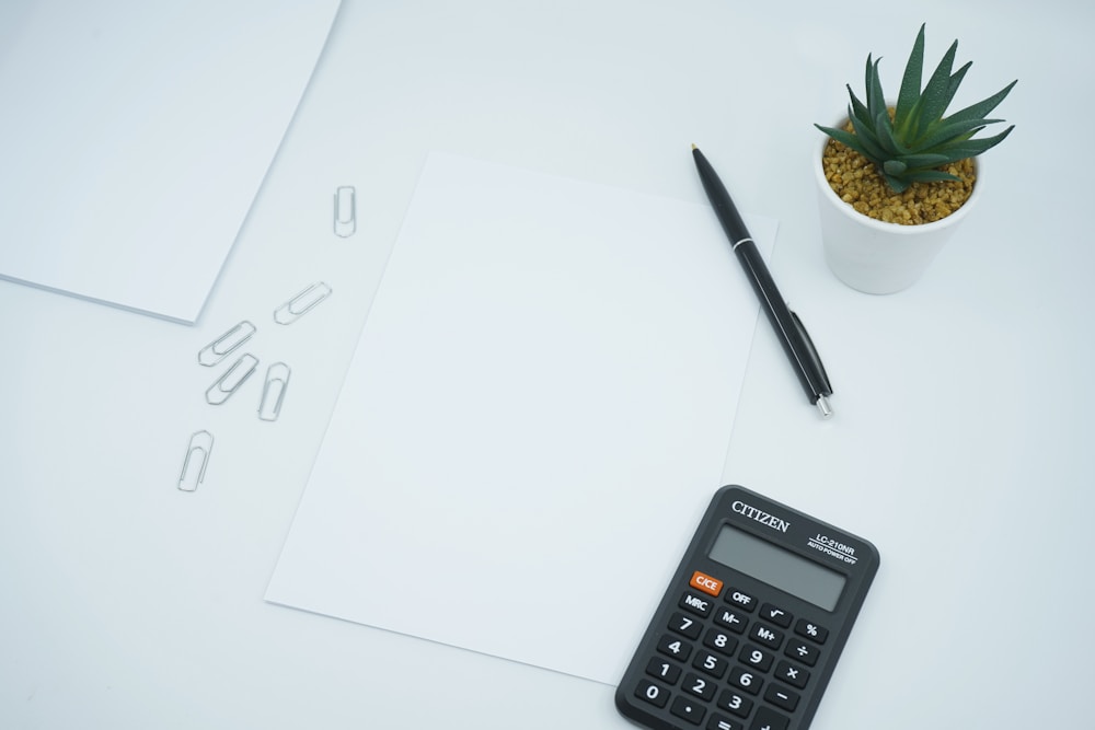 Calculadora e caneta, ferramentas para o calculo do IMC