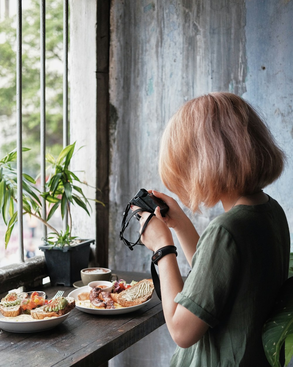 Usuária fotografando a refeição para contar calorias no ContaCal