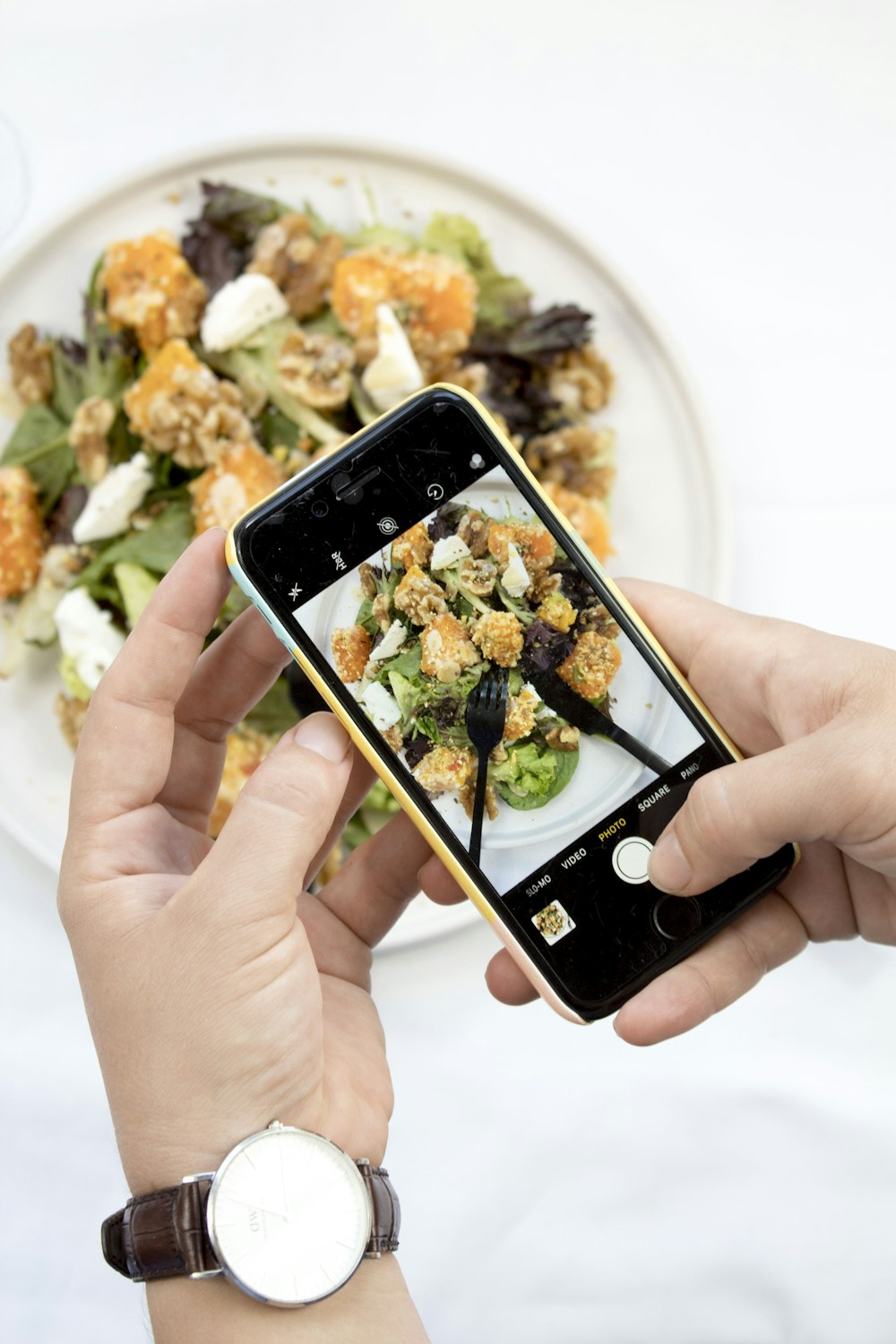 Smartphone registrando refeição diária num contador de calorias por foto