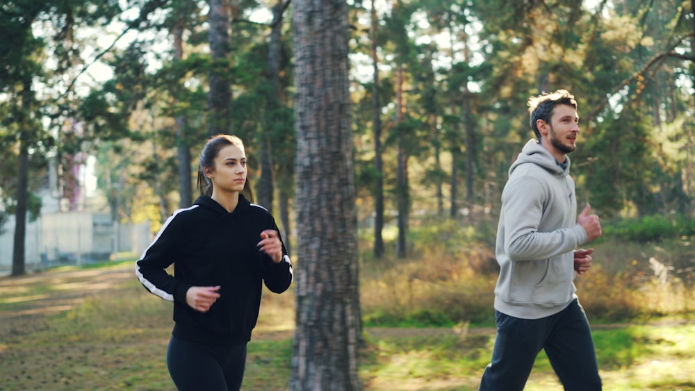 Casal correndo no parque para entender quanto a corrida emagrece