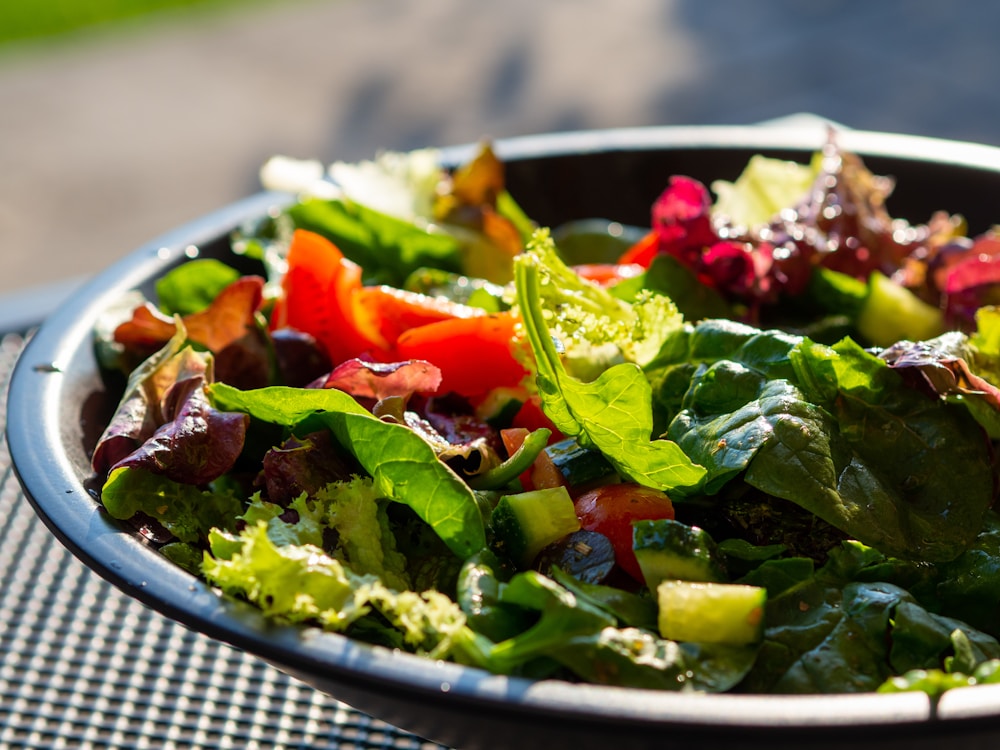 Prato de salada utilizado para reduzir entrada e calcular déficit calórico