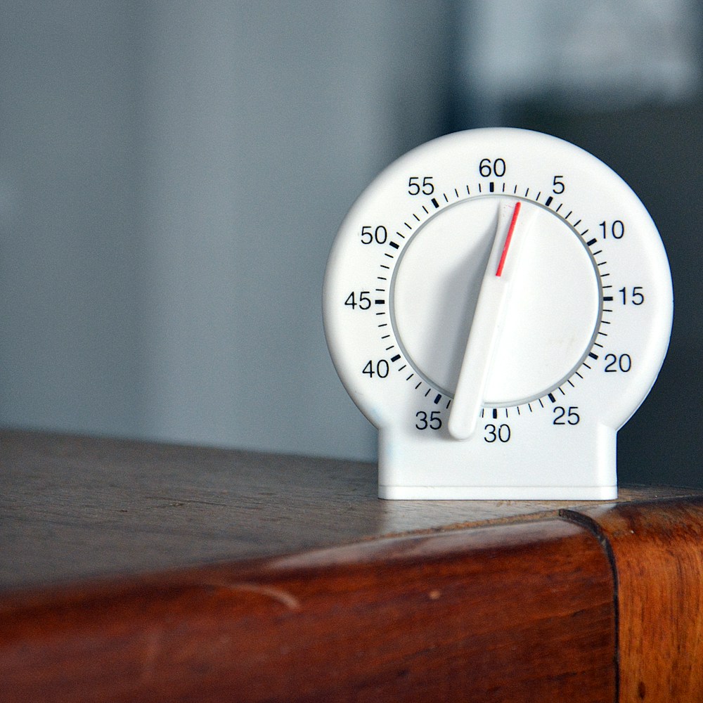 Cronômetro analógico usado para marcar os intervalos de 20 segundos de um treino HIIT em casa estilo Tabata
