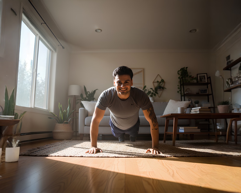 Homem fazendo flexão de braço em casa como parte de circuito HIIT em sala iluminada