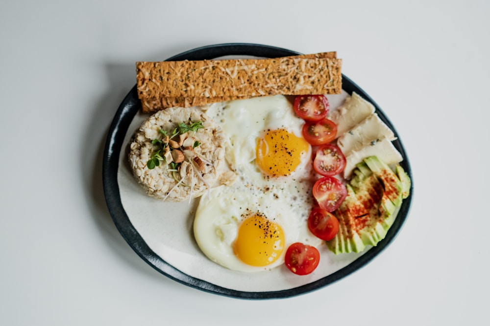 Salada com ovo, refeicao equilibrada para encaixar o ovo na dieta