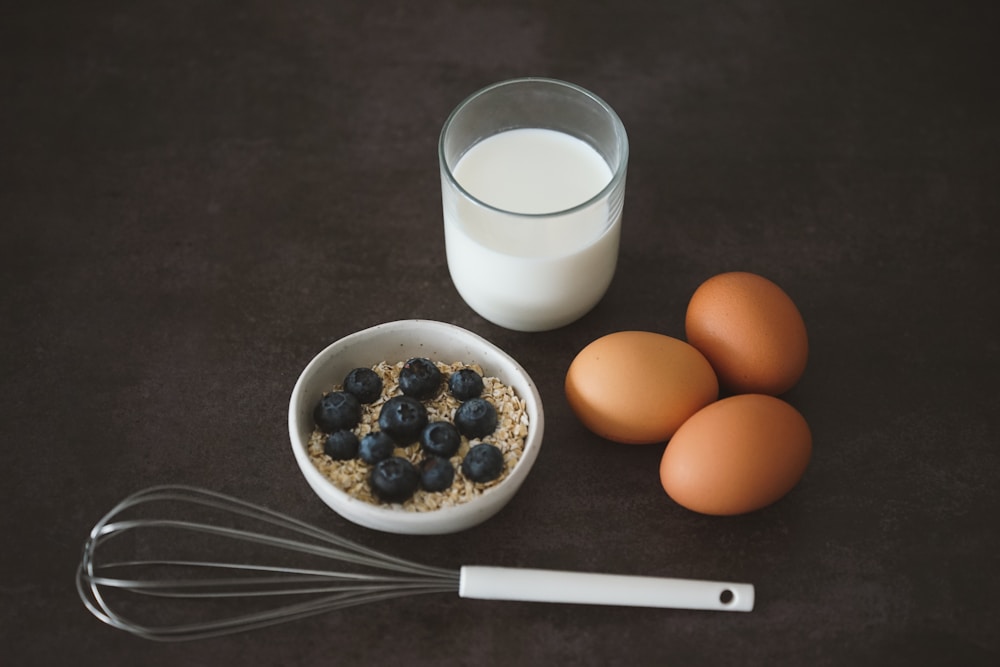 Cafe da manha com ovos, aveia e leite, refeicao rica em proteina