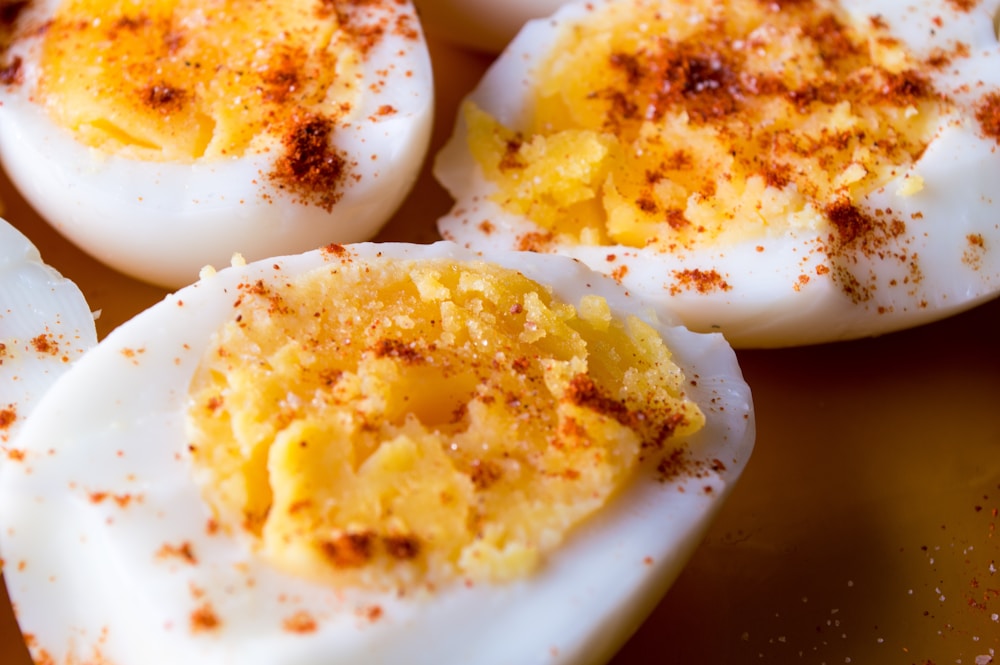 Ovos cozidos fatiados, fonte de proteina completa