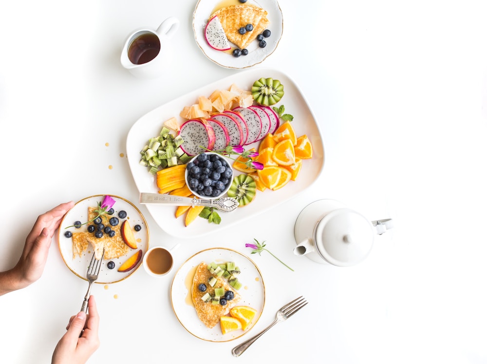 Prato com frutas mostrando densidade calórica baixa para meta diária