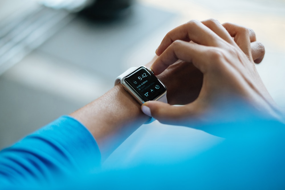Smartwatch monitorando gasto calórico em caminhada ou corrida