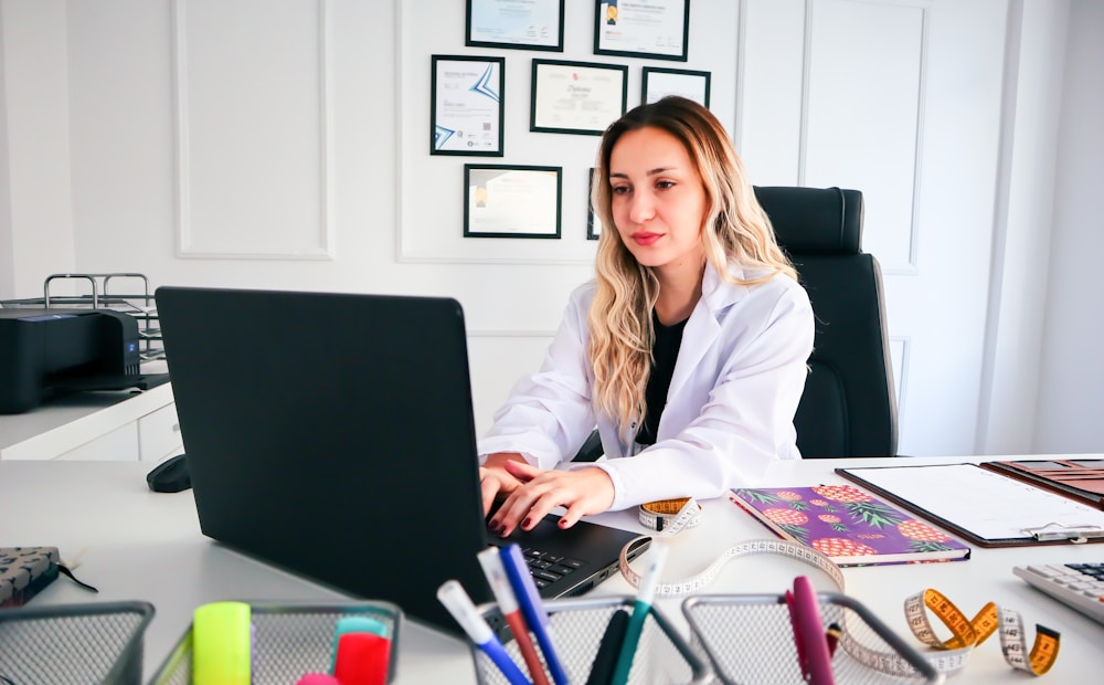 Nutricionista acompanhando pacientes pelo software no computador