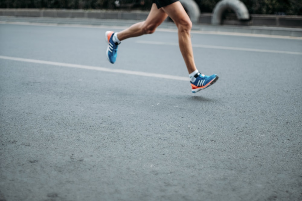 Par de tênis na grama escolha entre caminhada ou corrida para emagrecer