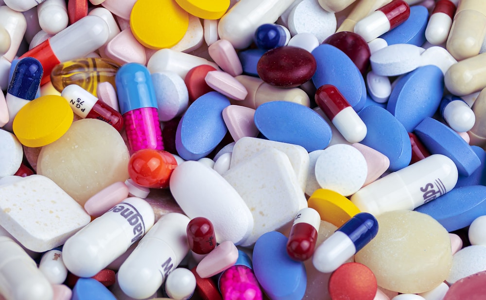 Medicamentos diversos, ilustrando o risco de comprar Mounjaro sem receita médica