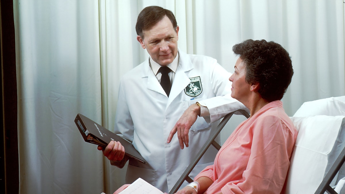 Médico em consulta, o único profissional que pode receitar Mounjaro no Brasil